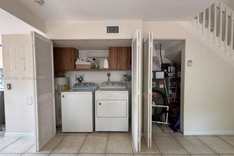 Condo in Miami, Florida, 3 bedrooms № 2077402 - photo 13