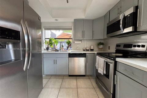 Condo in Miami, Florida, 3 bedrooms № 2077402 - photo 16