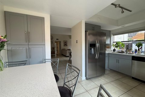 Condo in Miami, Florida, 3 bedrooms № 2077402 - photo 18