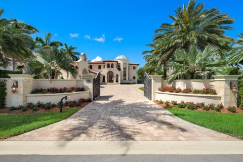 Снять в аренду виллу или дом в Майами-Бич, Флорида 8 спален, 1082.31м2, № 1940529 - фото 1