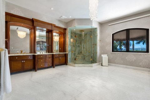 Снять в аренду виллу или дом в Майами-Бич, Флорида 8 спален, 1082.31м2, № 1940529 - фото 11