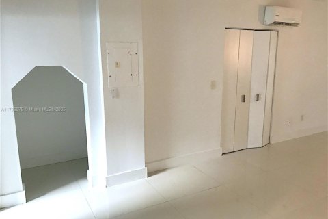 Copropriété à vendre à Miami Beach, Floride: 45.99 m2 № 2012232 - photo 6