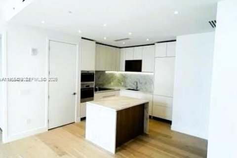 Condo in Miami Beach, Florida, 2 bedrooms  № 2009630 - photo 18