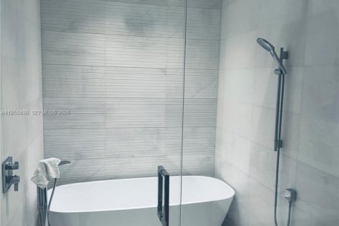 Condo in Miami Beach, Florida, 2 bedrooms  № 2009630 - photo 11