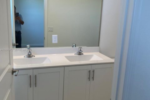 Condo in Miami, Florida, 3 bedrooms  № 2035489 - photo 7