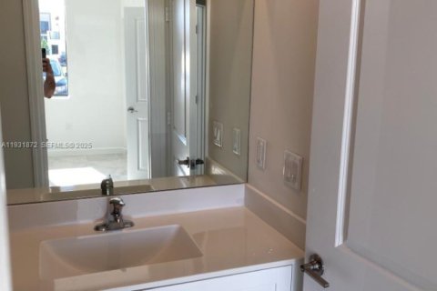 Condo in Miami, Florida, 3 bedrooms  № 2035489 - photo 11