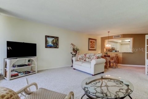 Condo in Saint Petersburg, Florida, 2 bedrooms № 2124956 - photo 6
