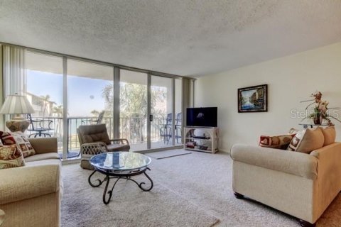 Condo in Saint Petersburg, Florida, 2 bedrooms № 2124956 - photo 4