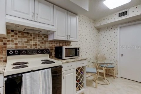 Condo in Saint Petersburg, Florida, 2 bedrooms № 2124956 - photo 9