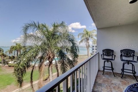 Condo in Saint Petersburg, Florida, 2 bedrooms № 2124956 - photo 29