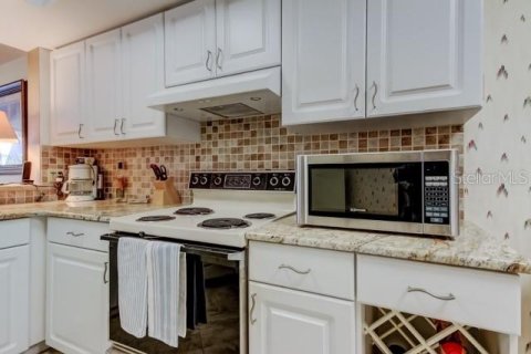 Condo in Saint Petersburg, Florida, 2 bedrooms № 2124956 - photo 11