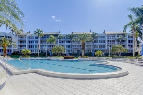 Condo in Saint Petersburg, Florida, 2 bedrooms № 2124956 - photo 12