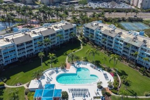 Condo in Saint Petersburg, Florida, 2 bedrooms № 2124956 - photo 30
