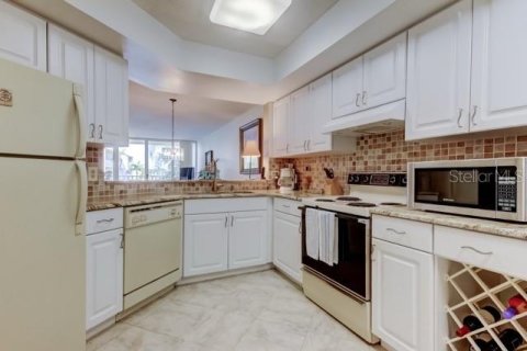 Condo in Saint Petersburg, Florida, 2 bedrooms № 2124956 - photo 10
