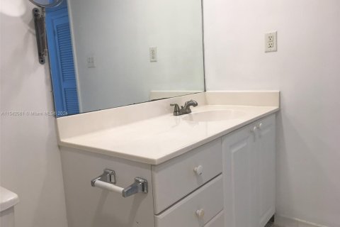 Condo in Sunny Isles Beach, Florida, 1 bedroom  № 1710387 - photo 18