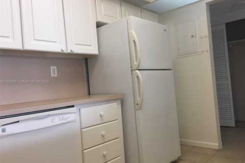 Condo in Sunny Isles Beach, Florida, 1 bedroom  № 1710387 - photo 10