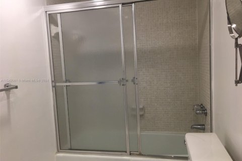 Condo in Sunny Isles Beach, Florida, 1 bedroom  № 1710387 - photo 17