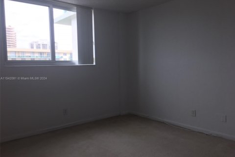 Condo in Sunny Isles Beach, Florida, 1 bedroom  № 1710387 - photo 25