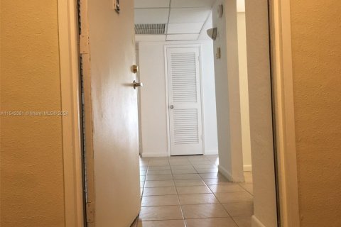 Condo in Sunny Isles Beach, Florida, 1 bedroom  № 1710387 - photo 14
