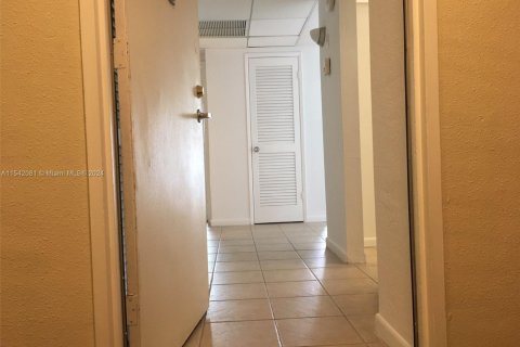 Condo in Sunny Isles Beach, Florida, 1 bedroom  № 1710387 - photo 13