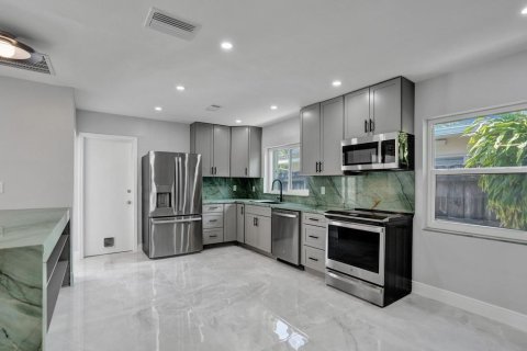 House in Hollywood, Florida 2 bedrooms, 126.53 sq.m. № 2174187 - photo 16