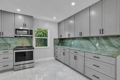House in Hollywood, Florida 2 bedrooms, 126.53 sq.m. № 2174187 - photo 17