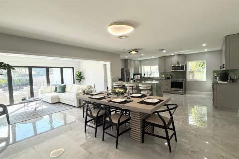 House in Hollywood, Florida 2 bedrooms, 126.53 sq.m. № 2174187 - photo 3