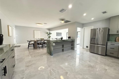 House in Hollywood, Florida 2 bedrooms, 126.53 sq.m. № 2174187 - photo 18