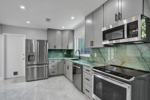 House in Hollywood, Florida 2 bedrooms, 126.53 sq.m. № 2174187 - photo 14