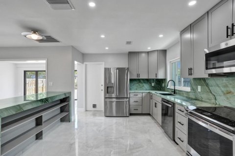 House in Hollywood, Florida 2 bedrooms, 126.53 sq.m. № 2174187 - photo 15