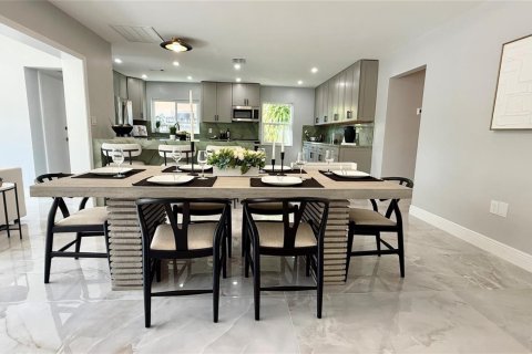House in Hollywood, Florida 2 bedrooms, 126.53 sq.m. № 2174187 - photo 9