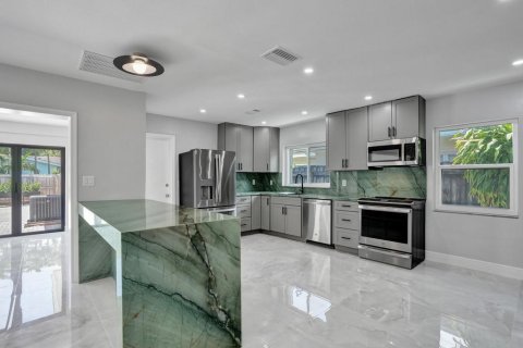 House in Hollywood, Florida 2 bedrooms, 126.53 sq.m. № 2174187 - photo 13