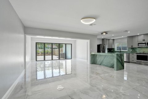 House in Hollywood, Florida 2 bedrooms, 126.53 sq.m. № 2174187 - photo 4