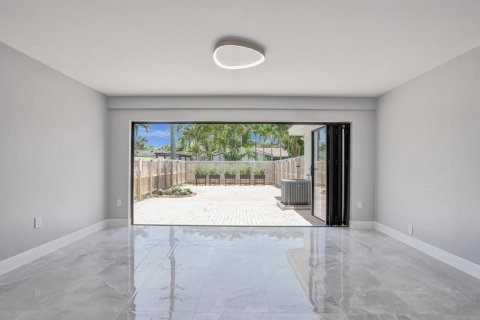 House in Hollywood, Florida 2 bedrooms, 126.53 sq.m. № 2174187 - photo 6
