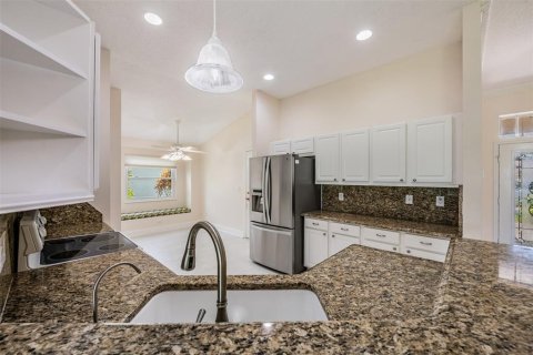 Condo in Sun City Center, Florida, 2 bedrooms № 2219121 - photo 27