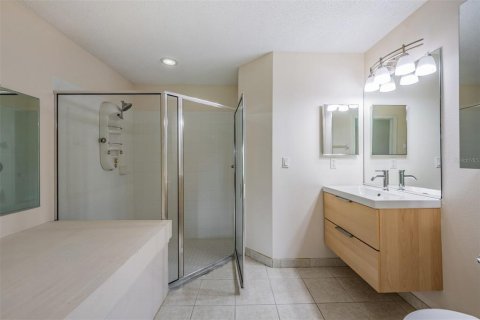 Condo in Sun City Center, Florida, 2 bedrooms № 2219121 - photo 17