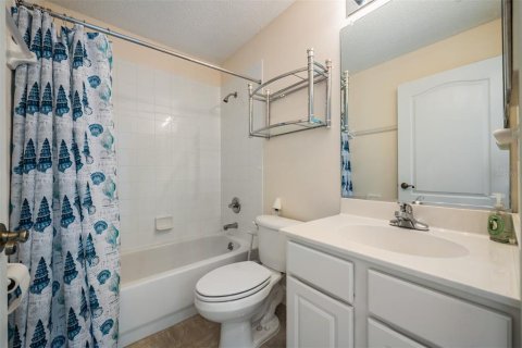 Condo in Sun City Center, Florida, 2 bedrooms № 2219121 - photo 20