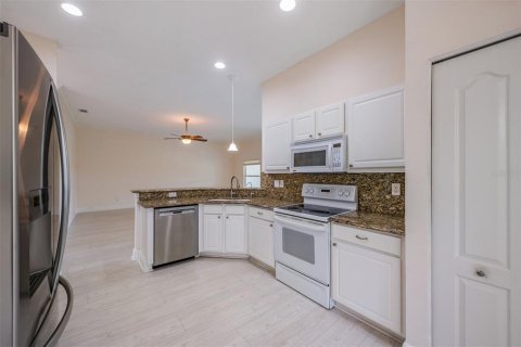 Condo in Sun City Center, Florida, 2 bedrooms № 2219121 - photo 30