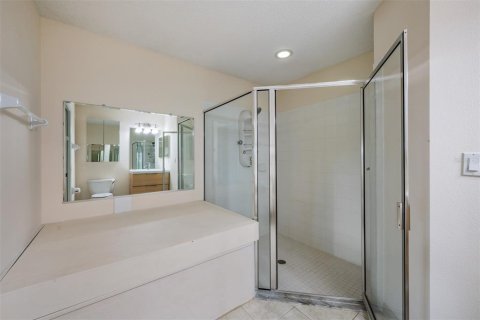 Condo in Sun City Center, Florida, 2 bedrooms № 2219121 - photo 18