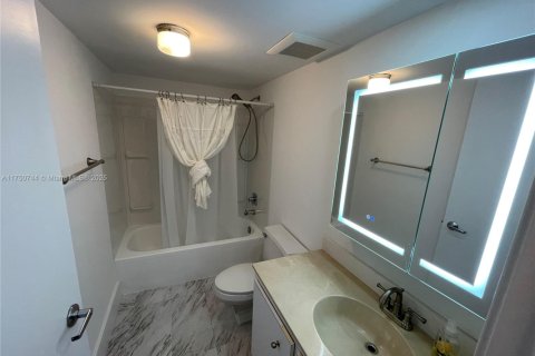 Condo in Sunny Isles Beach, Florida, 2 bedrooms № 1959955 - photo 15