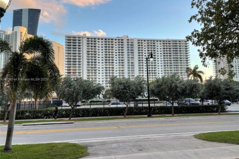 Condo in Sunny Isles Beach, Florida, 2 bedrooms № 1959955 - photo 2