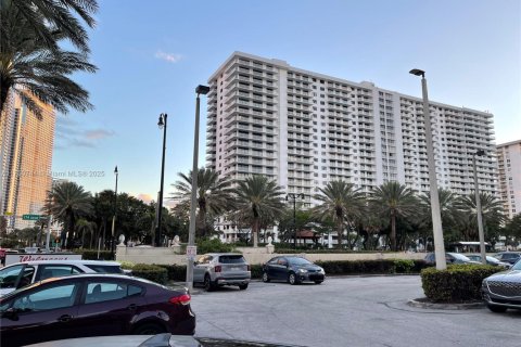 Condo in Sunny Isles Beach, Florida, 2 bedrooms № 1959955 - photo 3