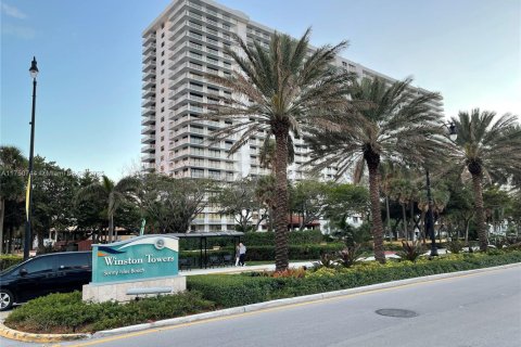 Condo in Sunny Isles Beach, Florida, 2 bedrooms № 1959955 - photo 1
