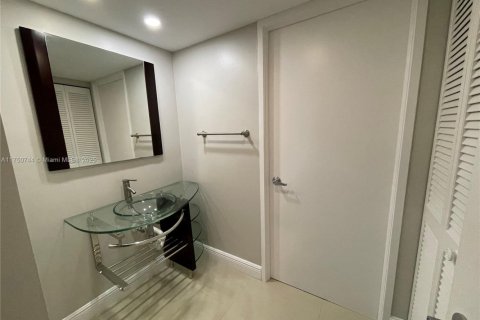 Condo in Sunny Isles Beach, Florida, 2 bedrooms № 1959955 - photo 12
