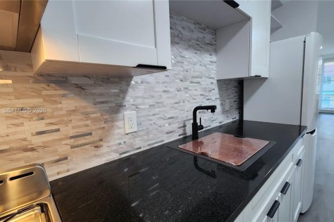 Copropriété à louer à Miami Beach, Floride: 43.48 m2 № 2278850 - photo 2