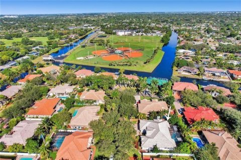 House in Plantation, Florida 5 bedrooms, 323.49 sq.m. № 2181962 - photo 3
