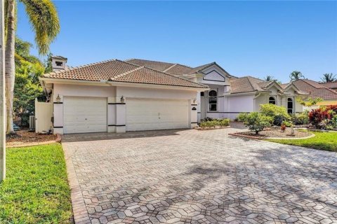 House in Plantation, Florida 5 bedrooms, 323.49 sq.m. № 2181962 - photo 2