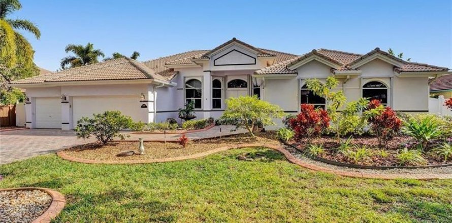 House in Plantation, Florida 5 bedrooms, 323.49 sq.m. № 2181962