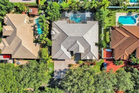 House in Plantation, Florida 5 bedrooms, 323.49 sq.m. № 2181962 - photo 5