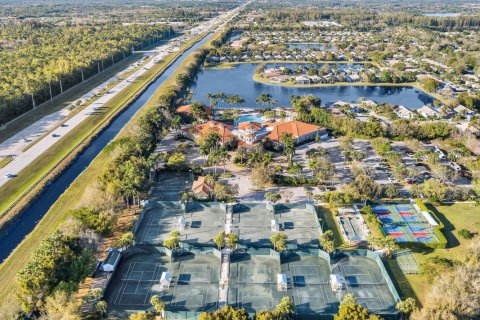 House in Lake Worth, Florida 3 bedrooms, 246.19 sq.m. № 1183272 - photo 1